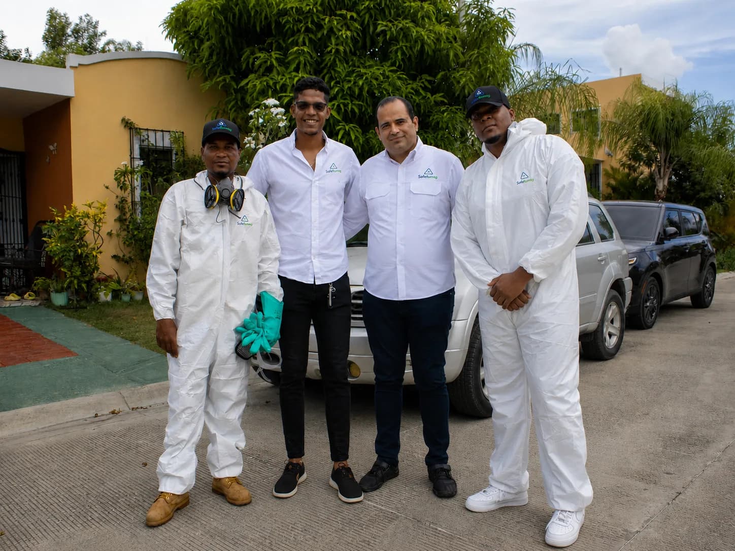 Equipo de SafeFuming junto a una cliente