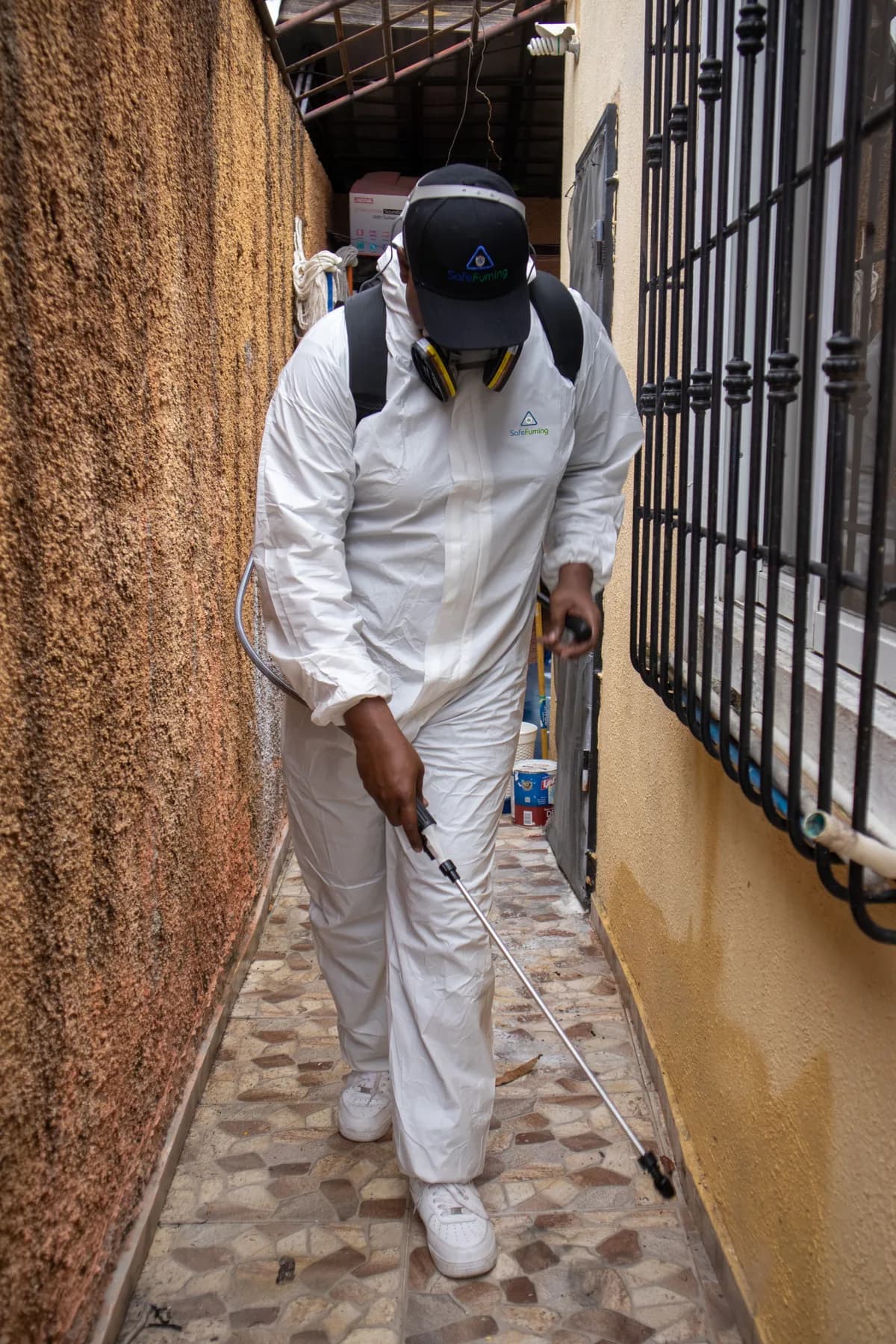 Técnico de SafeFuming aplicando tratamiento en el exterior de una vivienda