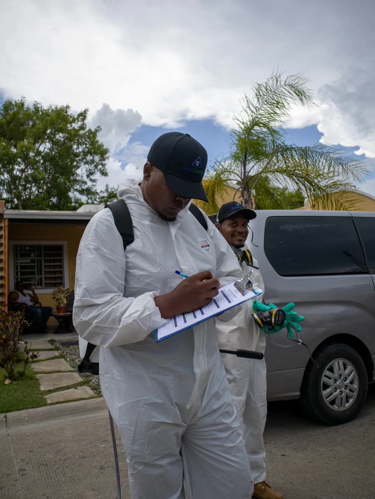 Técnico de SafeFuming realizando una inspección