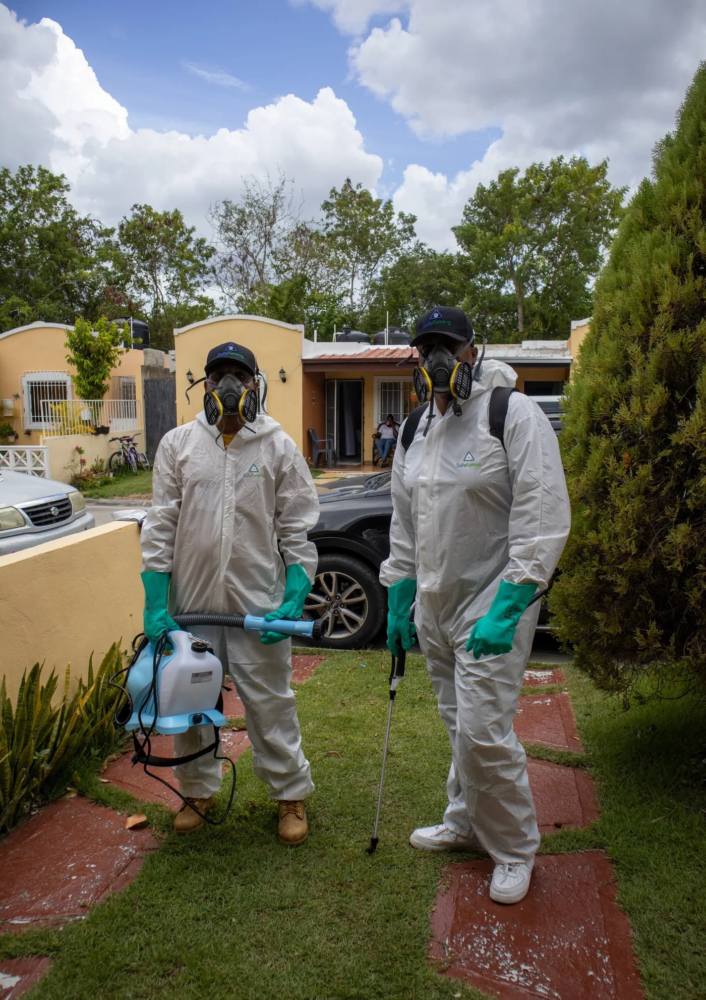 Técnicos de SafeFuming preparados para un servicio residencial